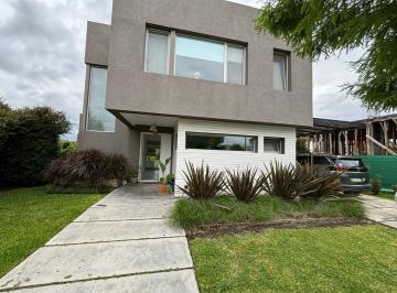 Casa · 240m² · 6 Ambientes · 4 Cocheras · Casa en Venta en Ayres Plaza Pilar