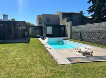 Casa · 250m² · 4 Ambientes · 2 Cocheras · Casa en Venta - 3 Dorm. 2 Baños - Cocheras - 450 m² - Caisamar, Mar del Plata