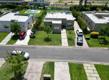 Casa · 150m² · 4 Ambientes · 2 Cocheras · Venta Casa 3 Dorm. Mas Dependencia en San Gabriel, Villanueva