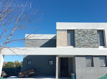 Casa · 235m² · 6 Ambientes · 1 Cochera · Venta Casa Al Lago con 4 Dorm. Mas Dependencia en San Matias Escobar