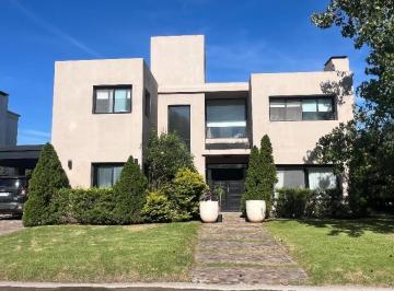 Casa · 280m² · 5 Ambientes · Villa Olivos Acogedora Casa en Venta