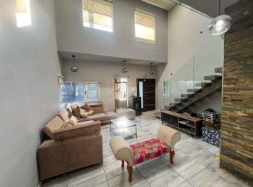 Casa · 220m² · 4 Ambientes · 1 Cochera · 4 Ambientes Quincho Parrilla Pileta Jardin