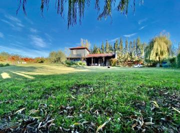 Casa · 185m² · 5 Ambientes · 4 Cocheras · Venta de Casa Estilo Campestre en Barrio Semipriv.