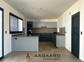 Casa · 196m² · 4 Ambientes · 2 Cocheras · Soñada Casa en Rincones de Manantiales - 3 Dorm.