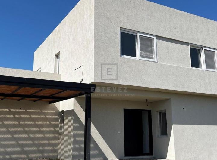 Casa · 196m² · 6 Ambientes · 2 Cocheras