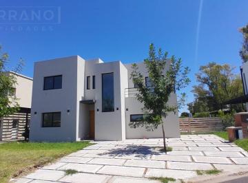 Casa · 220m² · 5 Ambientes · 2 Cocheras · Venta Casa en Pilar, 5 Ambientes Barrio Santa Lucia
