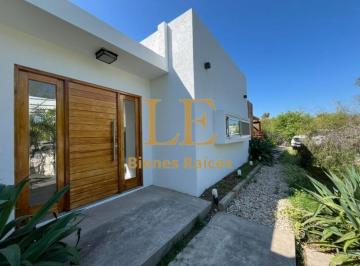 Casa · 140m² · 4 Ambientes · 4 Cocheras · Casa a La Venta
