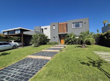 Casa · 386m² · 7 Ambientes · 2 Cocheras · Albanueva - Minimalista Fte Al Canal Principal, La Mejor Vista y Orientacion en Venta o Alquiler