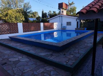 Casa · 70m² · 4 Ambientes · 1 Cochera · Casa en Funes