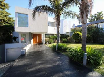 Casa de 5 ambientes, Berazategui · Casa 5 Ambientes + Cochera Techada Para 5 Vehiculos