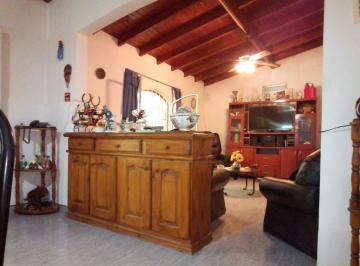 Casa · 144m² · 4 Ambientes · 2 Cocheras · Venta de Casa 4 Ambientes en Marcos Paz