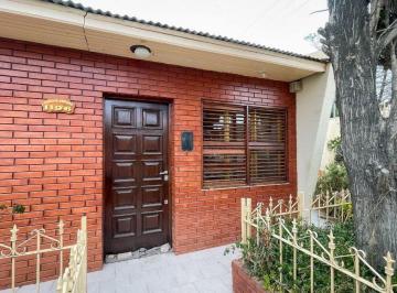 Casa · 210m² · 4 Ambientes · 2 Cocheras · Casa 2 Dorm. con Quincho y Garage