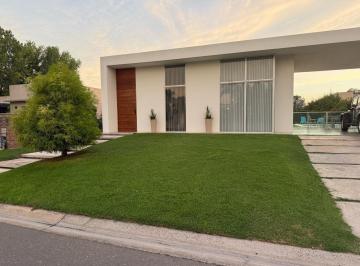 Casa · 200m² · 3 Dormitorios · Casa en Barrio Estancia Smithfield Zarate