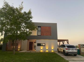 Casa · 170m² · 5 Ambientes · Casa en Alquiler en San Sebastian, Escobar, G. B. a. Zona Norte