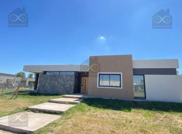 Casa · 140m² · 4 Ambientes · 1 Cochera · Casa en Alquiler en Santa Lucia, Pilar del Este, Pilar