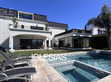 Casa · 383m² · 8 Ambientes · 2 Cocheras · Casa en Venta en Albanueva Al Lago!