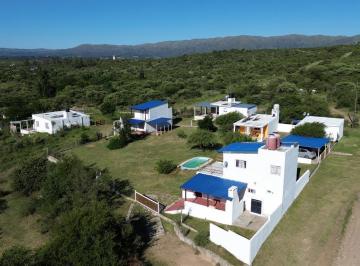 Casa · 200m² · 9 Ambientes · 3 Cocheras · Venta de Complejo de Cabañas en Las Sierras de Cordoba