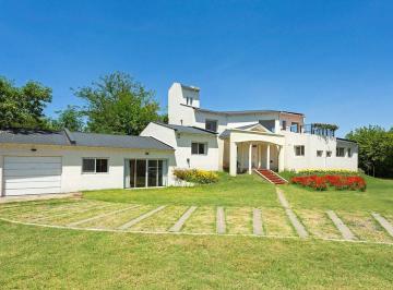 Casa · 380m² · 10 Ambientes · 1 Cochera · Venta Moderna Casa en Barrio Cerrado Melazzi