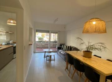 Comedor y living integrados con luz natural. · Dpto 3 Amb. en Planta Baja con 2 Patios – Playa Grande / Pque San Martín