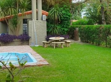 Casa · 82m² · 5 Ambientes · 1 Cochera · Alquiler Casa de 3 Dorm. en Funes