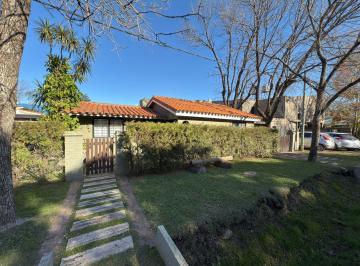 Casa · 82m² · 5 Ambientes · 1 Cochera · Alquiler Casa de 3 Dorm. en Funes