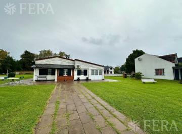 Quinta vacacional · 735m² · 25 Ambientes · Venta de Complejo de Cabañas con Piscina en Venta en Chascomús
