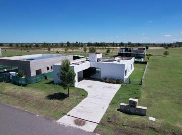 Casa · 138m² · 5 Ambientes · 2 Cocheras · Venta Casa 3 Dorm. en Los Pasos del Golf Bp.