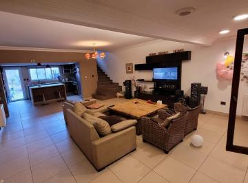 Casa · 153m² · 5 Ambientes · 1 Cochera · Casa Totalmente Reciclada en Chauvin