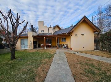 Casa · 208ha · 7 Ambientes · 2 Cocheras · Venta de Casa 3 Dorm. - 208 m Cubiertos - Bº Náutico Plottier - Neuquen
