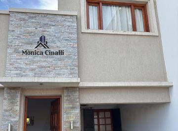 Casa · 217m² · 4 Ambientes · 1 Cochera · Casa en Villa Regina