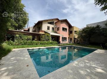 Casa · 300m² · 6 Ambientes · 3 Cocheras · Solida Casa Sobre Lote de 500 m² con Gran Parque, Piscina y Garaje Para 3 Autos