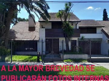 Casa · 352m² · 6 Ambientes · 3 Cocheras · Ubicación y Categoría!