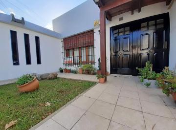 Casa · 120m² · 3 Dormitorios · 1 Cochera · Casa Tres Dorm., con Pileta