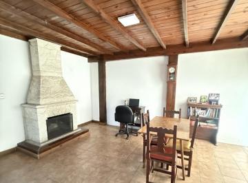 Casa · 95m² · 3 Ambientes · 1 Cochera · Venta Casa con Gran Lote, Tres Ambientes