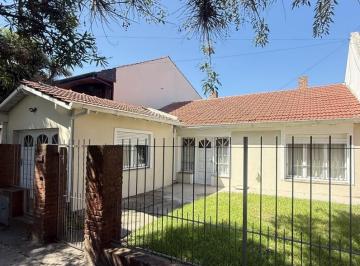 Casa · 95m² · 3 Ambientes · 1 Cochera · Venta Casa con Gran Lote, Tres Ambientes