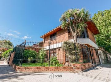 Casa · 130m² · 4 Ambientes · 1 Cochera · Chalet en Zona La Perla