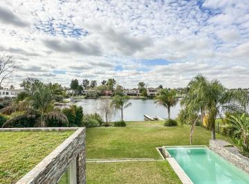 Casa · 407m² · 7 Ambientes · 2 Cocheras · Casa en El Encuentro a La Laguna!
