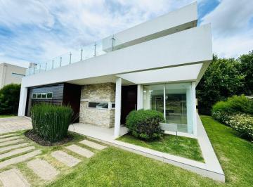 Casa · 280m² · 5 Ambientes · 1 Cochera · Casa en Rumenco de Cinco Ambientes con Amplio Parque
