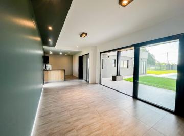 Casa · 102m² · 4 Ambientes · 1 Cochera · Moderna Casa en Venta Tres Dorm., Apta Crédito!