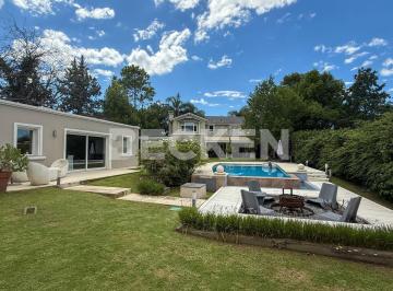 Casa · 455m² · 5 Ambientes · 2 Cocheras · Casa en Lomas de La Carolina Exclusiva con Fondo Golf