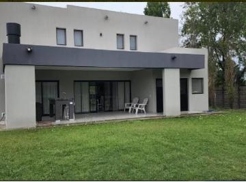 Casa · 250m² · 4 Ambientes · 3 Cocheras · Alquiler Casa Lagoon Pilar