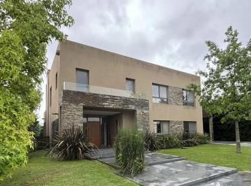 Casa · 330m² · 5 Ambientes · Casa en Alquiler en La Lomada, Pilar, G. B. a. Zona Norte