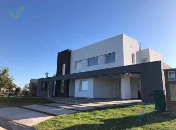 Casa · 210m² · 6 Ambientes · 4 Cocheras · Venta de Casa en Dos Plantas con Pileta a La Laguna - Area 7 San Sebastian