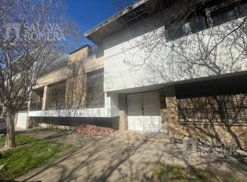 Casa · 374m² · 4 Ambientes · 1 Cochera · Casa en Martinez a Refaccionar