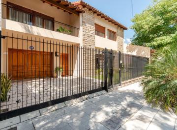 Casa · 298m² · 5 Ambientes · 3 Cocheras · Impecable Casa con Todas Las Comodidades, Gran Jardin y Quincho en Martinez, San Isidro.