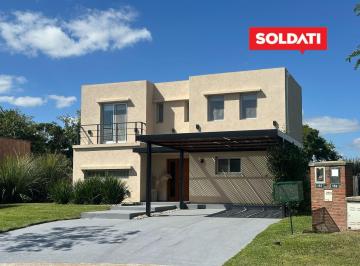 Casa · 226m² · 5 Ambientes · 2 Cocheras · Venta 3 Cuartos y Escritorio. Pileta, Parrilla, Piscina.