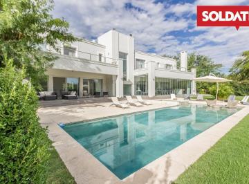 Casa · 540m² · 8 Ambientes · 3 Cocheras · Excelente Casa en Venta/alquiler con Muebles. 5 Suites. Piscina. Golf