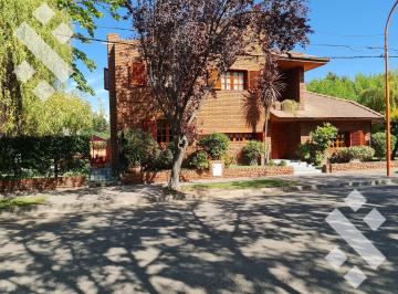 Casa · 260m² · 7 Ambientes · 1 Cochera · Venta Casa 4 Dormis - B Manzanar II Los Castaños 656 - Cipolletti Rio Negro