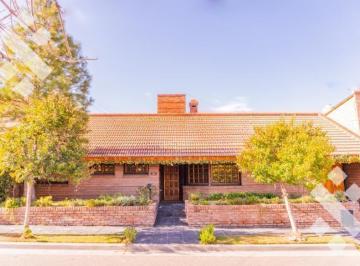 Casa · 205m² · 4 Ambientes · 1 Cochera · Venta Casa 3 Dorm - Sta Genoveva - Neuquen