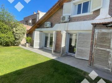 Casa · 244m² · 7 Ambientes · 1 Cochera · Venta Casa en Barrio Santa Genoveva
